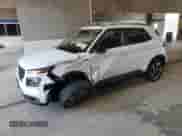 2022 Hyundai Venue SEL z VIN KMHRC8A38NU176554, wystawiony jako Copart lot #63948495 z przebiegiem 63 820 mil mil oraz Nie do naprawy • Non repairable. Historia ofert i sprzedaży dostępna na DreamBid. Obrazek 1.