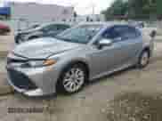 2020 Toyota Camry LE z VIN 4T1C11AKXLU998943, wystawiony jako Copart lot #85924055 z przebiegiem 20 948 mil mil oraz Szkoda całkowita • Salvage title. Historia ofert i sprzedaży dostępna na DreamBid. Obrazek 1.