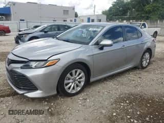 2020 Toyota Camry LE z VIN 4T1C11AKXLU998943, wystawiony jako Copart lot #85924055 z przebiegiem 20 948 mil mil oraz Szkoda całkowita • Salvage title. Historia ofert i sprzedaży dostępna na DreamBid. Obrazek 1.
