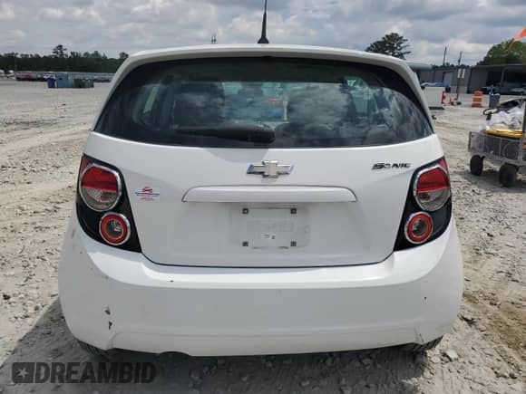 2013 Chevrolet Sonic LS z VIN 1G1JA6SH2D4189443, wystawiony jako Copart lot #56070635 z przebiegiem 133 250 mil mil oraz Szkoda całkowita • Salvage title. Historia ofert i sprzedaży dostępna na DreamBid. Obrazek 6.