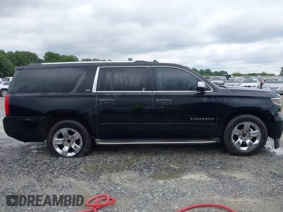2015 Chevrolet Suburban LTZ z VIN 1GNSKKKC0FR119748, wystawiony jako IAAI lot #42932991 z przebiegiem 283 577 mil mil oraz . Historia ofert i sprzedaży dostępna na DreamBid. Obrazek 13.