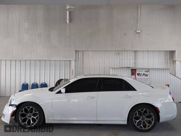 2018 Chrysler 300 S с VIN 2C3CCABG7JH244878, выставлен на аукционе IAAI как лот 43445702 с пробегом 81 269 миль миль и . История ставок и продаж доступна на DreamBid. Изображение 15.
