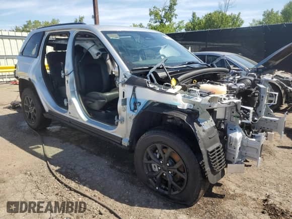 2025 Jeep Grand Cherokee Altitude z VIN 1C4RJHAG0S8699245, wystawiony jako Copart lot #65613825 z przebiegiem Nie podano mil oraz Nie do naprawy • Non repairable. Historia ofert i sprzedaży dostępna na DreamBid. Obrazek 4.