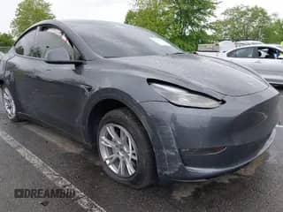 2023 Tesla Model Y z VIN 7SAYGDED5PF958065, wystawiony jako IAAI lot #42247587 z przebiegiem 26 005 mil mil oraz . Historia ofert i sprzedaży dostępna na DreamBid. Obrazek 1.