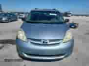 2010 Toyota Sienna CE z VIN 5TDKK4CC1AS339350, wystawiony jako Copart lot #82258545 z przebiegiem 170 742 mil mil oraz Czysty tytuł • Clean title. Historia ofert i sprzedaży dostępna na DreamBid. Obrazek 5.