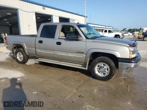 2003 Chevrolet Silverado 1500HD LS z VIN 1GCGK13U83F159881, wystawiony jako Copart lot #65722835 z przebiegiem 174 657 mil mil oraz Szkoda całkowita • Salvage title. Historia ofert i sprzedaży dostępna na DreamBid. Obrazek 4.