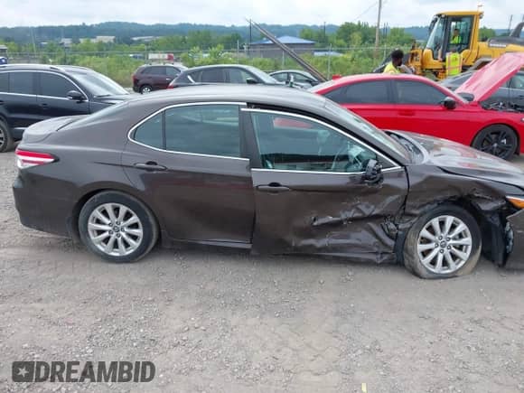 2018 Toyota Camry SE z VIN 4T1B11HK8JU541000, wystawiony jako IAAI lot #42759084 z przebiegiem 54 273 mil mil oraz . Historia ofert i sprzedaży dostępna na DreamBid. Obrazek 13.