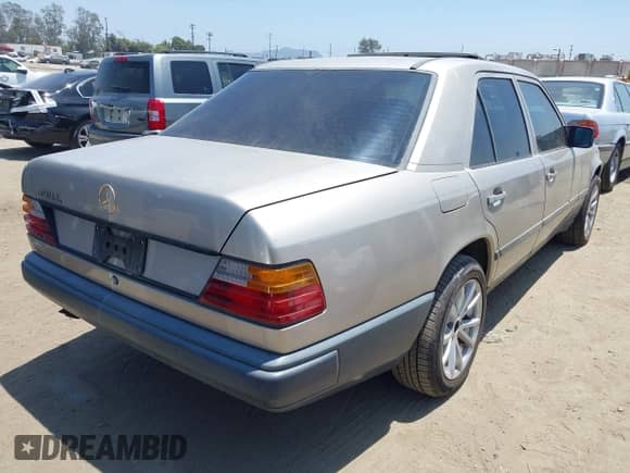 1988 Mercedes-Benz 300 E z VIN WDBEA30DXJA650536, wystawiony jako IAAI lot #42671132 z przebiegiem 263 671 mil mil oraz . Historia ofert i sprzedaży dostępna na DreamBid. Obrazek 4.