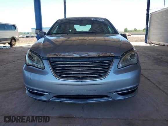 2014 Chrysler 200 Touring z VIN 1C3CCBBB3EN102065, wystawiony jako Copart lot #85546265 z przebiegiem 82 664 mil mil oraz Szkoda całkowita • Salvage title. Historia ofert i sprzedaży dostępna na DreamBid. Obrazek 5.