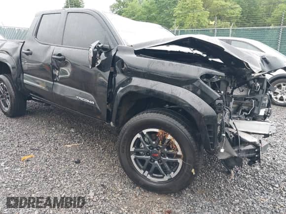 2024 Toyota Tacoma SR5 z VIN 3TMLB5JN4RM025895, wystawiony jako IAAI lot #42309915 z przebiegiem 23 530 mil mil oraz . Historia ofert i sprzedaży dostępna na DreamBid. Obrazek 18.