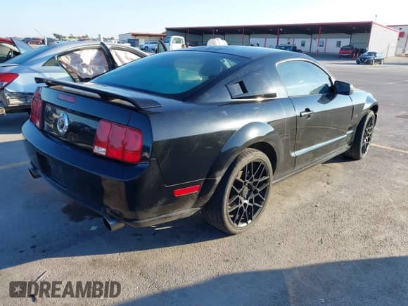 2008 Ford Mustang GT Deluxe с VIN 1ZVHT82H585185332, выставлен на аукционе IAAI как лот 43395236 с пробегом 158 639 миль миль и . История ставок и продаж доступна на DreamBid. Изображение 4.