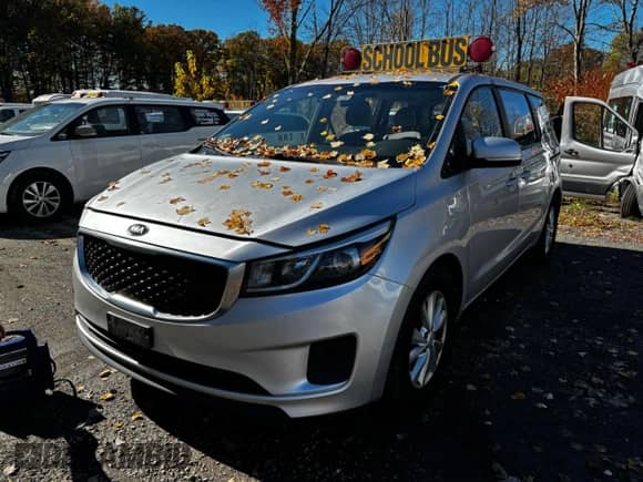 2017 Kia Sedona L with VIN KNDMA5C10H6272539, listed as a Copart auction lot 89728155 with 204,467 mi miles and Clean title. Bid and sale history available at DreamBid. Image 2.