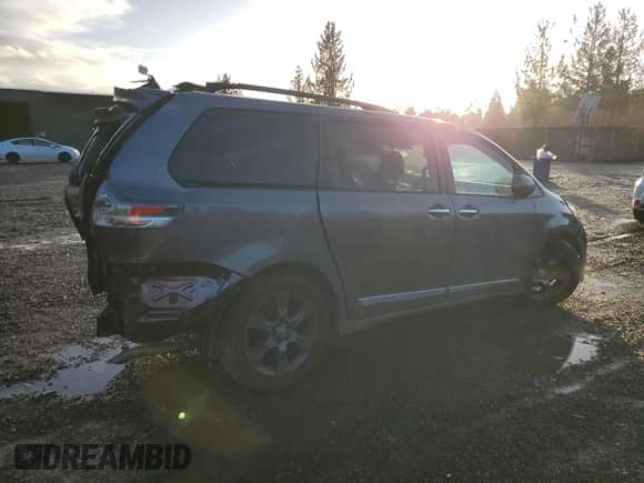 2016 Toyota Sienna SE с VIN 5TDXK3DC6GS714432, выставлен на аукционе Copart как лот 86454014 с пробегом 141 985 миль миль и На запчасти • Non repairable. История ставок и продаж доступна на DreamBid. Изображение 3.