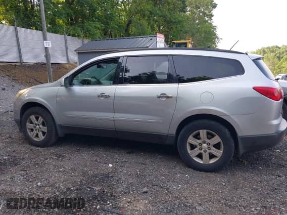 2012 Chevrolet Traverse 1LT z VIN 1GNKVGED9CJ350165, wystawiony jako IAAI lot #42479266 z przebiegiem 210 655 mil mil oraz . Historia ofert i sprzedaży dostępna na DreamBid. Obrazek 14.