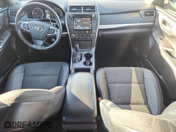 2017 Toyota Camry SE z VIN 4T1BF1FK4HU336322, wystawiony jako Copart lot #82513315 z przebiegiem 122 030 mil mil oraz Czysty tytuł • Clean title. Historia ofert i sprzedaży dostępna na DreamBid. Obrazek 8.