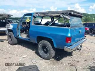 1988 Chevrolet Blazer z VIN 1GNEV18K2JF151480, wystawiony jako IAAI lot #42590420 z przebiegiem Nie podano mil oraz . Historia ofert i sprzedaży dostępna na DreamBid. Obrazek 3.