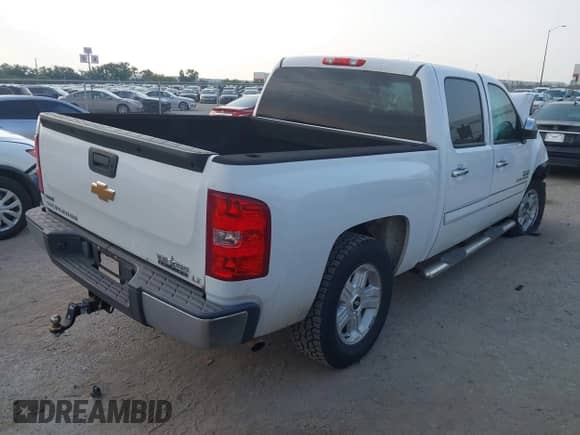 2011 Chevrolet Silverado 1500 LT z VIN 3GCPCSE06BG376971, wystawiony jako IAAI lot #43088715 z przebiegiem Nie podano mil oraz . Historia ofert i sprzedaży dostępna na DreamBid. Obrazek 4.