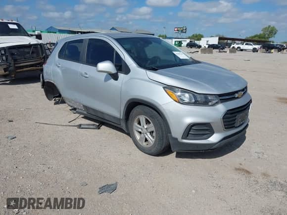 2020 Chevrolet Trax LS z VIN 3GNCJKSB1LL231587, wystawiony jako IAAI lot #43065143 z przebiegiem 113 109 mil mil oraz . Historia ofert i sprzedaży dostępna na DreamBid. Obrazek 1.