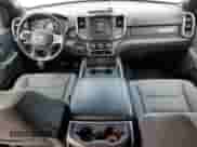 2021 Ram 1500 Big Horn z VIN 1C6RREFT8MN743548, wystawiony jako Copart lot #60967705 z przebiegiem 59 023 mil mil oraz Szkoda całkowita • Salvage title. Historia ofert i sprzedaży dostępna na DreamBid. Obrazek 8.