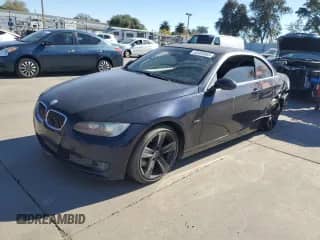 2007 BMW 3 Series 335i z VIN WBAWL73597PX48892, wystawiony jako Copart lot #85400065 z przebiegiem 132 730 mil mil oraz Szkoda całkowita • Salvage title. Historia ofert i sprzedaży dostępna na DreamBid. Obrazek 1.