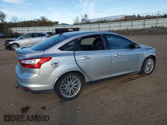 2014 Ford Focus Titanium with VIN 1FADP3J23EL280409, listed as a Copart auction lot 82561165 with 200,741 mi miles and Clean title. Bid and sale history available at DreamBid. Image 3.