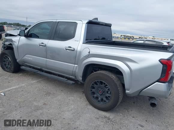 2024 Toyota Tacoma SR5 z VIN 3TMKB5FN0RM013747, wystawiony jako IAAI lot #41411768 z przebiegiem 7 906 mil mil oraz . Historia ofert i sprzedaży dostępna na DreamBid. Obrazek 3.
