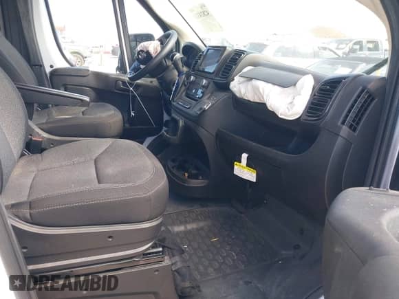 2023 Ram ProMaster Cargo z VIN 3C6LRVVG1PE606308, wystawiony jako IAAI lot #42824322 z przebiegiem 60 497 mil mil oraz . Historia ofert i sprzedaży dostępna na DreamBid. Obrazek 5.