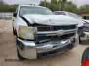 2009 Chevrolet Silverado 2500HD Work Truck z VIN 1GCHK44KX9F132841, wystawiony jako Copart lot #86765654 z przebiegiem 372 487 mil mil oraz Szkoda całkowita • Salvage title. Historia ofert i sprzedaży dostępna na DreamBid. Obrazek 5.