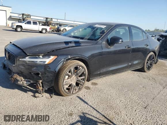 2024 Volvo S60 Plus Black Edition z VIN 7JRL12FH3RG319885, wystawiony jako Copart lot #52808015 z przebiegiem 12 668 mil mil oraz Szkoda całkowita • Salvage title. Historia ofert i sprzedaży dostępna na DreamBid. Obrazek 1.