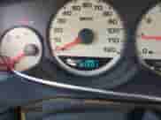 2000 Dodge Neon Highline z VIN 1B3ES46C5YD722773, wystawiony jako IAAI lot #43142303 z przebiegiem 91 601 mil mil oraz . Historia ofert i sprzedaży dostępna na DreamBid. Obrazek 7.