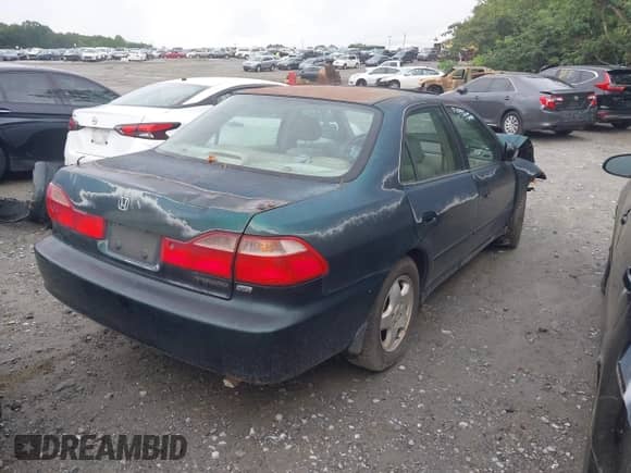 2000 Honda Accord EX z VIN 1HGCG1659YA095702, wystawiony jako IAAI lot #42989293 z przebiegiem 269 806 mil mil oraz . Historia ofert i sprzedaży dostępna na DreamBid. Obrazek 4.