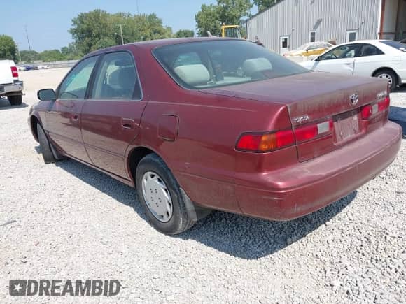 1999 Toyota Camry LE z VIN 4T1BG22K7XU565987, wystawiony jako IAAI lot #42970196 z przebiegiem 182 514 mil mil oraz . Historia ofert i sprzedaży dostępna na DreamBid. Obrazek 3.