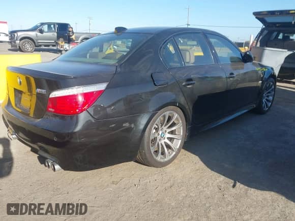 2008 BMW 5 Series M5 с VIN WBSNB93548CX09674, выставлен на аукционе IAAI как лот 43127118 с пробегом 54 974 миль миль и . История ставок и продаж доступна на DreamBid. Изображение 4.