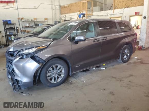 2021 Toyota Sienna LE with VIN 5TDKSKFC9MS015521, listed as a Copart auction lot 80913925 with 124,556 mi miles and Salvage title. Bid and sale history available at DreamBid. Image 1.