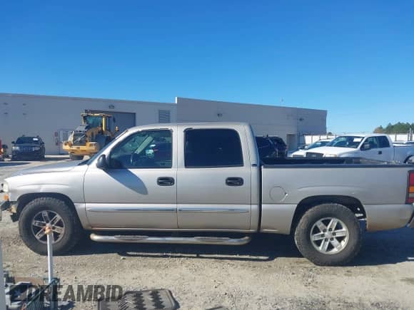 2005 GMC Sierra 1500 SLT z VIN 2GTEC13T251100136, wystawiony jako IAAI lot #41031903 z przebiegiem 440 920 mil mil oraz . Historia ofert i sprzedaży dostępna na DreamBid. Obrazek 14.