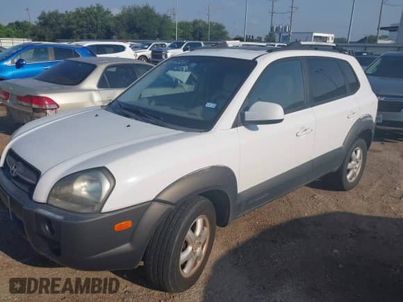 2005 Hyundai Tucson GLS z VIN KM8JN12D15U083719, wystawiony jako IAAI lot #42944227 z przebiegiem 131 997 mil mil oraz . Historia ofert i sprzedaży dostępna na DreamBid. Obrazek 2.