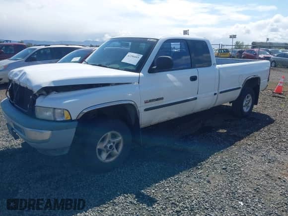 1998 Dodge 1500 z VIN 3B7HF13Z6WG212696, wystawiony jako IAAI lot #42286685 z przebiegiem 183 081 mil mil oraz . Historia ofert i sprzedaży dostępna na DreamBid. Obrazek 2.