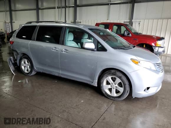 2017 Toyota Sienna LE Auto Access Seat z VIN 5TDKZ3DC6HS830883, wystawiony jako Copart lot #68318955 z przebiegiem 80 884 mil mil oraz Szkoda całkowita • Salvage title. Historia ofert i sprzedaży dostępna na DreamBid. Obrazek 4.