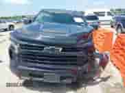 2022 Chevrolet Silverado 1500 RST z VIN 1GCUDEET6NZ610302, wystawiony jako IAAI lot #42176569 z przebiegiem 113 137 mil mil oraz . Historia ofert i sprzedaży dostępna na DreamBid. Obrazek 12.