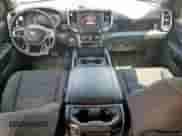 2019 Ram 1500 Big Horn z VIN 1C6SRFFT0KN718759, wystawiony jako Copart lot #67619735 z przebiegiem 132 600 mil mil oraz Szkoda całkowita • Salvage title. Historia ofert i sprzedaży dostępna na DreamBid. Obrazek 8.