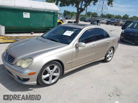 2005 Mercedes-Benz C 320 z VIN WDBRF64J45F610076, wystawiony jako IAAI lot #42422374 z przebiegiem 136 991 mil mil oraz . Historia ofert i sprzedaży dostępna na DreamBid. Obrazek 2.
