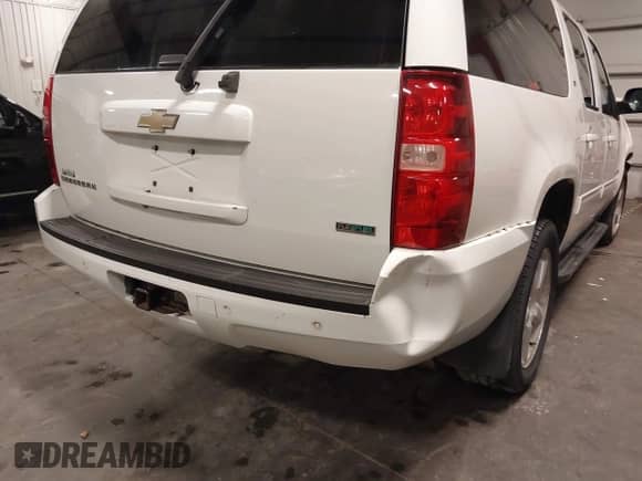 2010 Chevrolet Suburban LT z VIN 1GNUKJE32AR272865, wystawiony jako IAAI lot #43260380 z przebiegiem 167 294 mil mil oraz . Historia ofert i sprzedaży dostępna na DreamBid. Obrazek 20.