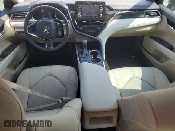 2023 Toyota Camry LE z VIN 4T1C11AK8PU827730, wystawiony jako Copart lot #70106645 z przebiegiem Nie podano mil oraz Czysty tytuł • Clean title. Historia ofert i sprzedaży dostępna na DreamBid. Obrazek 8.