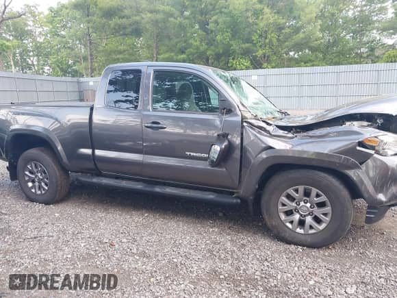 2018 Toyota Tacoma SR5 z VIN 5TFSZ5AN8JX150016, wystawiony jako IAAI lot #42427452 z przebiegiem 22 374 mil mil oraz . Historia ofert i sprzedaży dostępna na DreamBid. Obrazek 13.