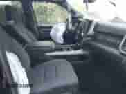 2023 Ram 1500 Big Horn z VIN 1C6RREBG8PN604579, wystawiony jako IAAI lot #42395022 z przebiegiem 61 150 mil mil oraz . Historia ofert i sprzedaży dostępna na DreamBid. Obrazek 5.