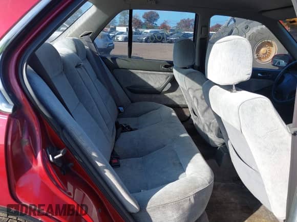 1993 Honda Accord LX z VIN JHMCB7656PC000840, wystawiony jako IAAI lot #40685244 z przebiegiem 97 528 mil mil oraz . Historia ofert i sprzedaży dostępna na DreamBid. Obrazek 8.