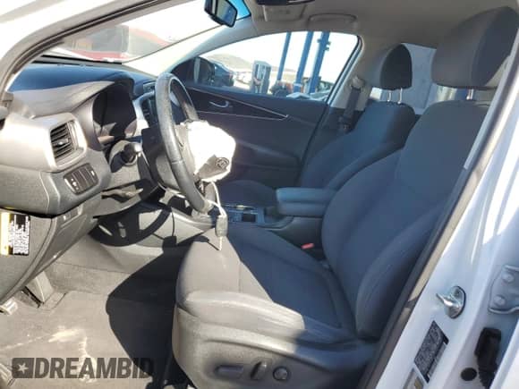 2018 Kia Sorento LX z VIN 5XYPG4A3XJG413047, wystawiony jako Copart lot #82176955 z przebiegiem 118 651 mil mil oraz Szkoda całkowita • Salvage title. Historia ofert i sprzedaży dostępna na DreamBid. Obrazek 7.