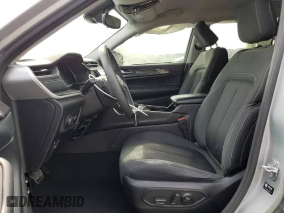 2023 Jeep Grand Cherokee Laredo z VIN 1C4RJJAG8P8772635, wystawiony jako Copart lot #70870415 z przebiegiem 47 402 mil mil oraz Szkoda całkowita • Salvage title. Historia ofert i sprzedaży dostępna na DreamBid. Obrazek 7.