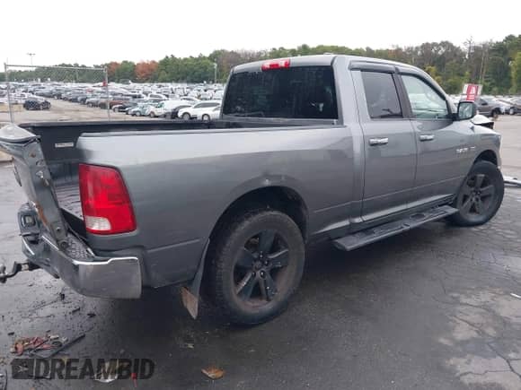 2009 Dodge 1500 SLT z VIN 1D3HV18T19S793875, wystawiony jako IAAI lot #43247958 z przebiegiem 199 380 mil mil oraz . Historia ofert i sprzedaży dostępna na DreamBid. Obrazek 4.