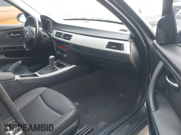 2007 BMW 3 Series 328i z VIN WBAVC53507FZ74485, wystawiony jako IAAI lot #43292107 z przebiegiem 176 945 mil mil oraz . Historia ofert i sprzedaży dostępna na DreamBid. Obrazek 5.